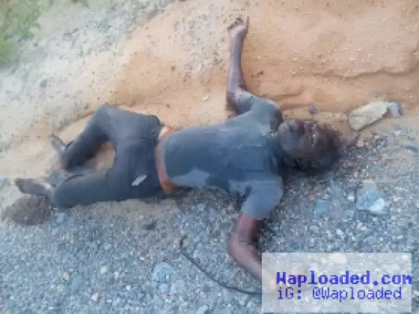 Photo: Decomposing body of a man with matchet cuts lying under Goodluck Jonathan Bypass in Calabar (Graphic)